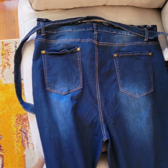 Boohoo: Size 20 Distressed Jeans - Picture 3 of 6